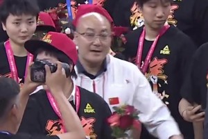 四川女籃奪冠慶祝時 這個把韓旭拍“生氣”的工作人員是誰？